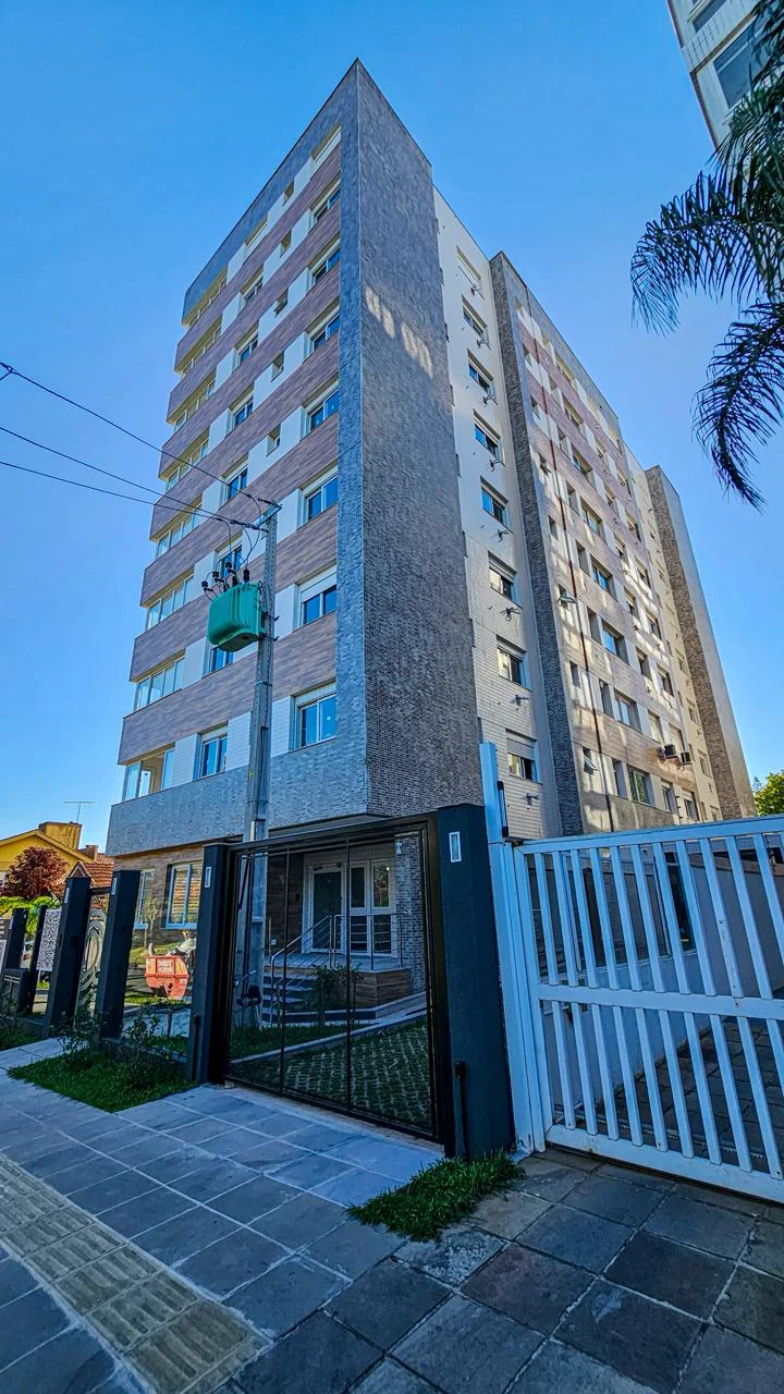 Fachada lateral do Edifício Comodoro contra céu azul