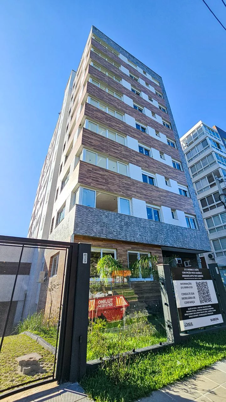 Fachada do Comodoro vista do nível da rua com placa de identificação