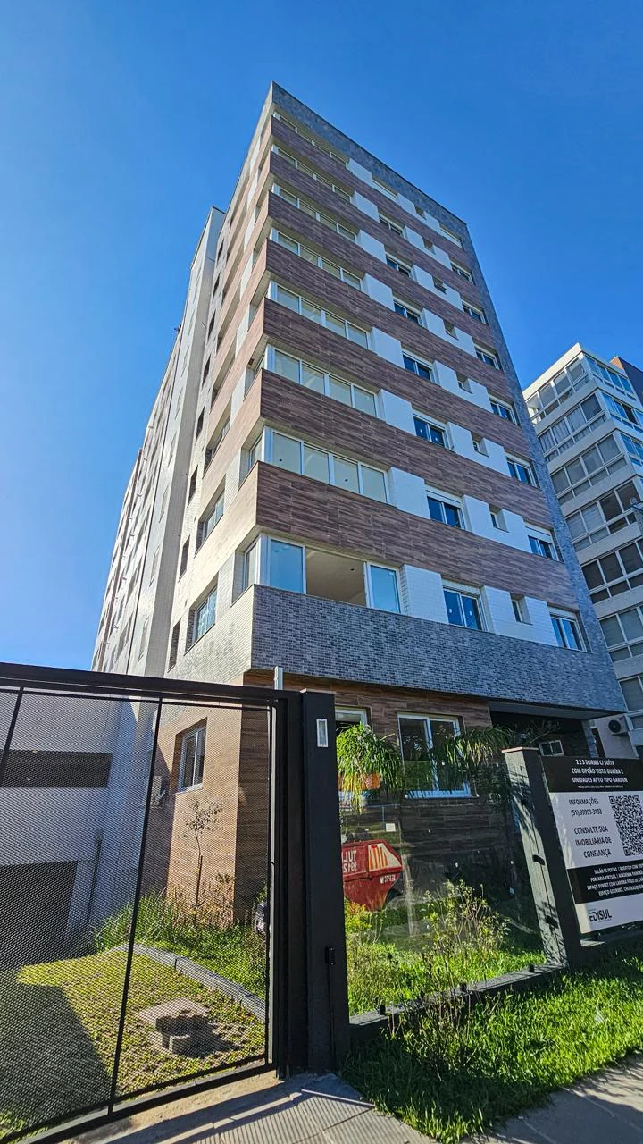 Fachada frontal entregue do Edifício Comodoro — 9 pavimentos, revestimento madeirado e tijolo, na Tristeza