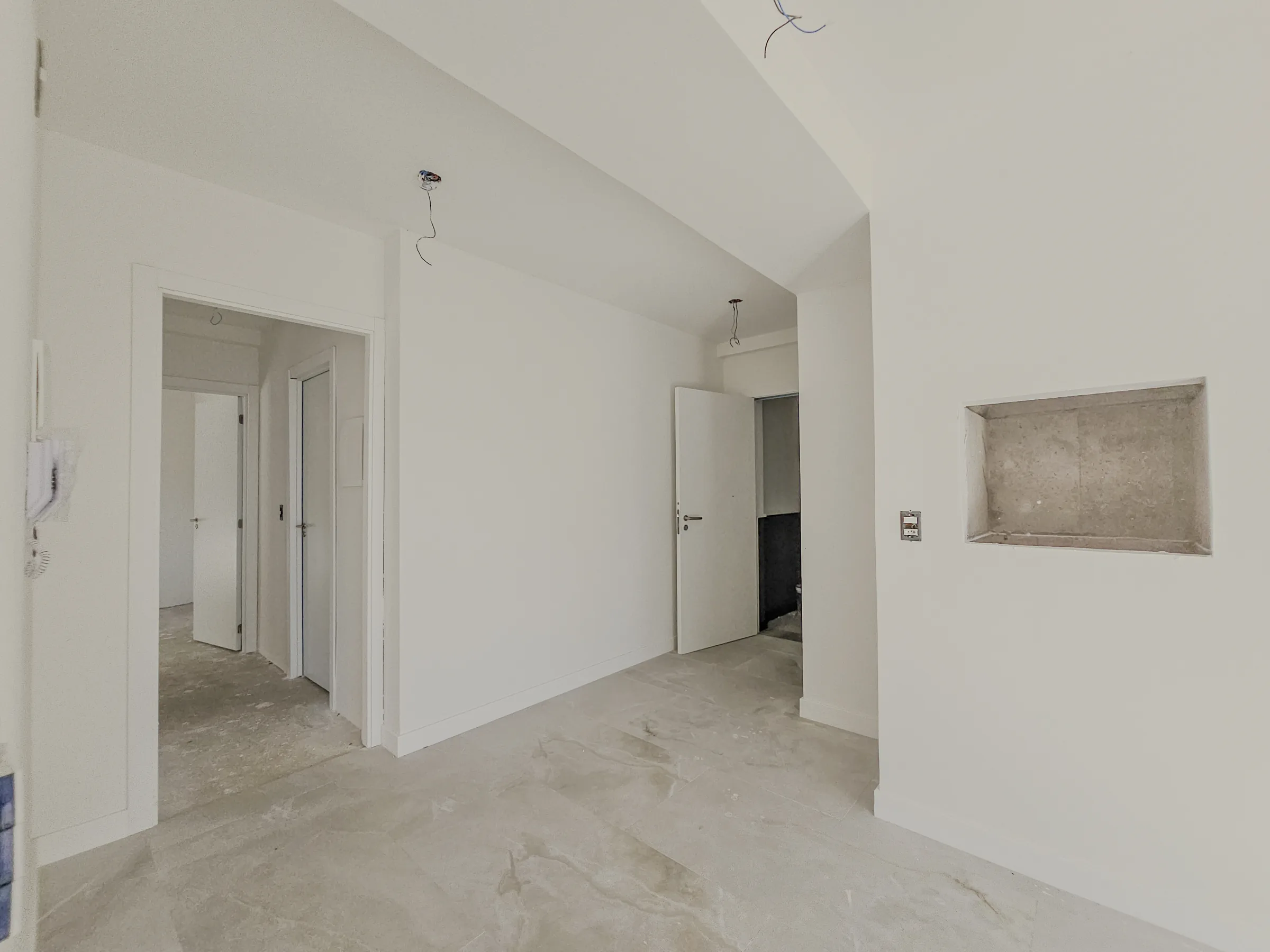 Interior com piso de mármore e nicho embutido na parede