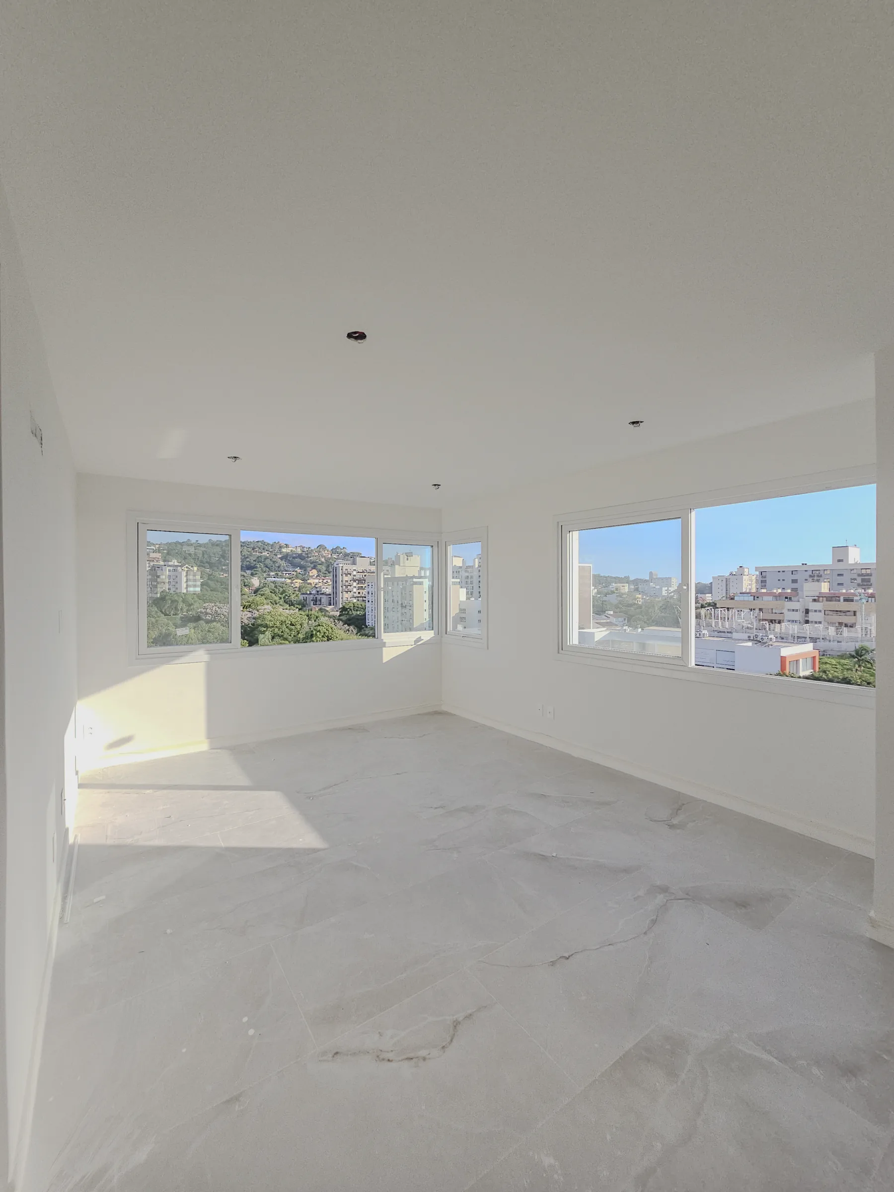 Living de 99 m² do apto 701 com janelões em L e vista panorâmica