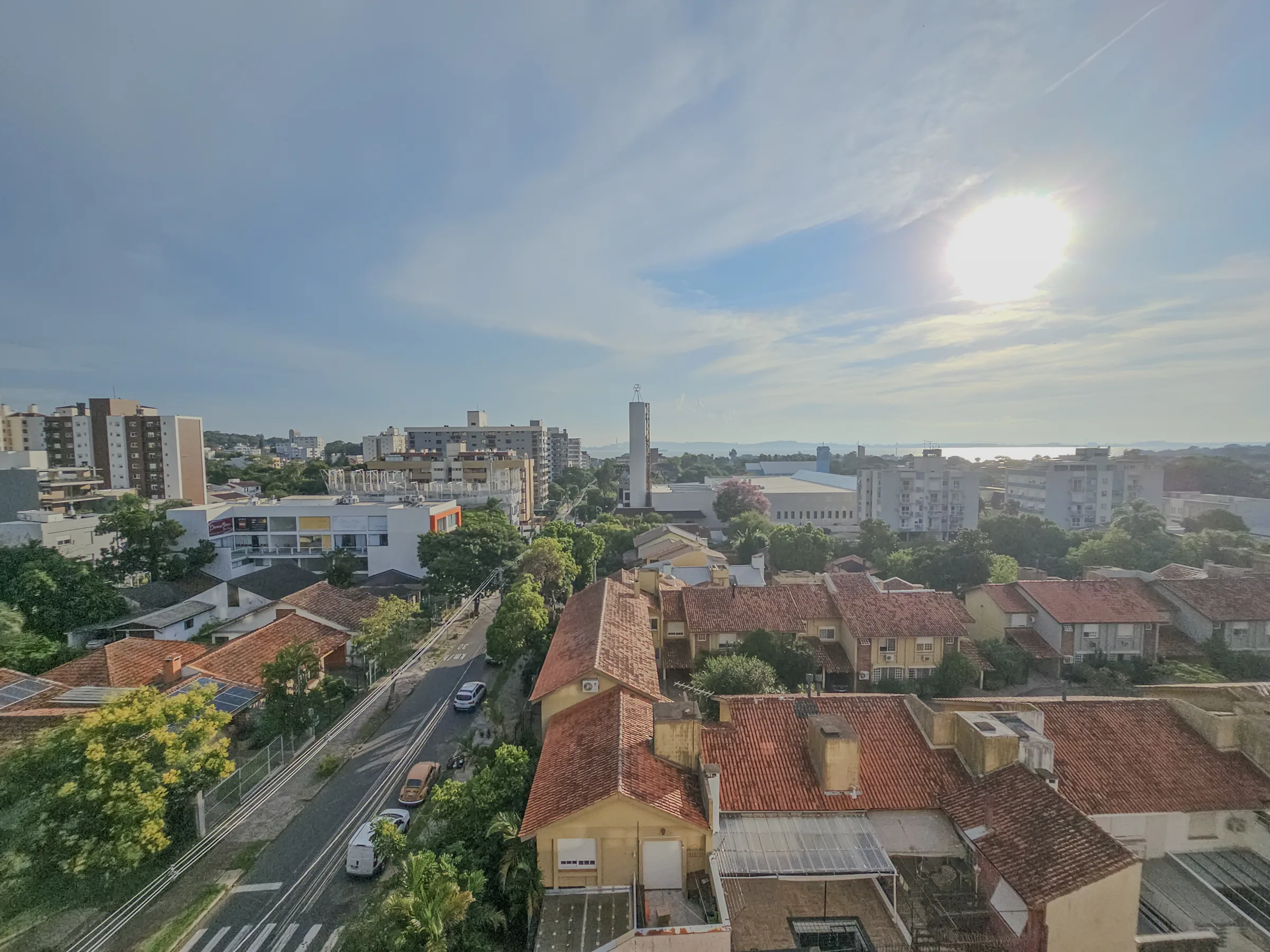 Vista da janela do 701: telhados da Tristeza e Lago Guaíba